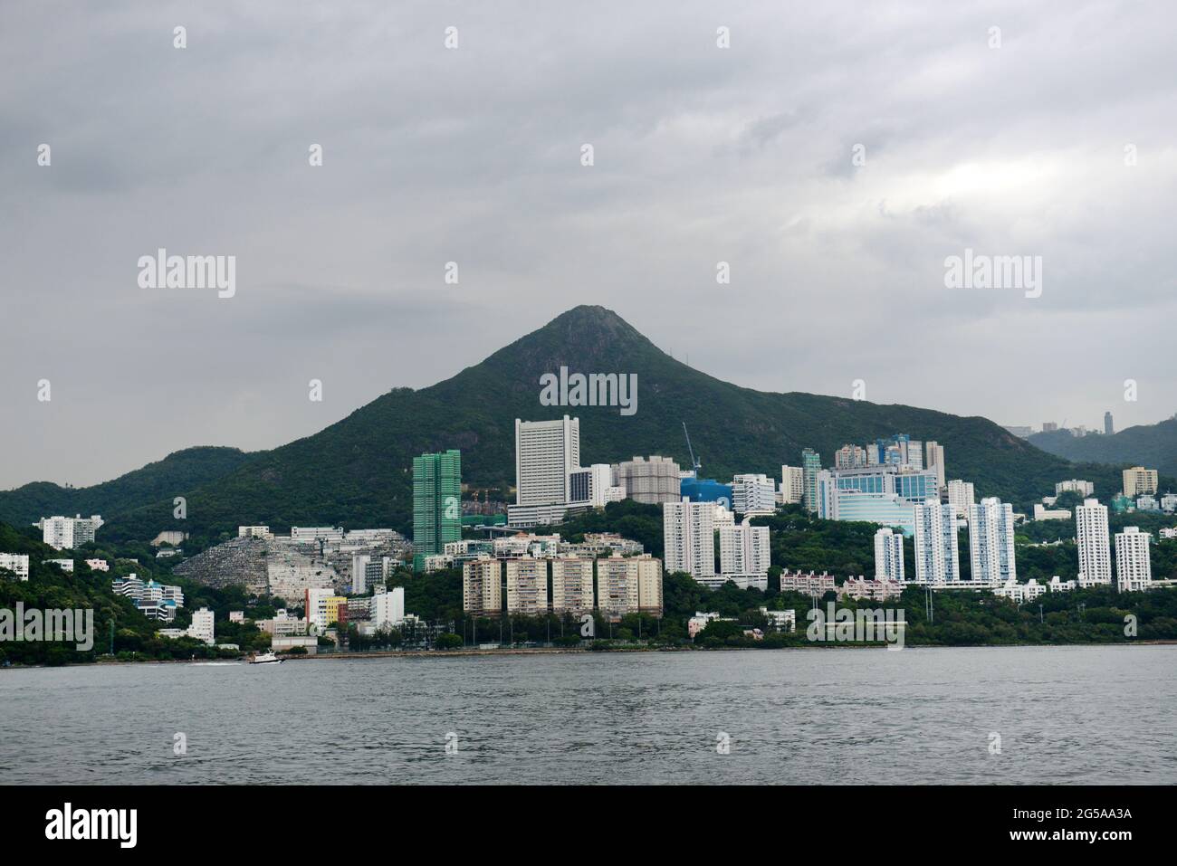 Una vista di Pok fu Lam e della montagna High West dalla baia di Sandy a Hong Kong. Foto Stock