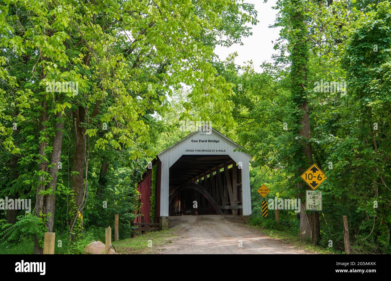 Il Cox Ford Covered Bridge attraversa Sugar Creek lungo il confine occidentale del Turkey Run state Park, nella contea di Parke, nello stato dell'Indiana. Questo singl Foto Stock