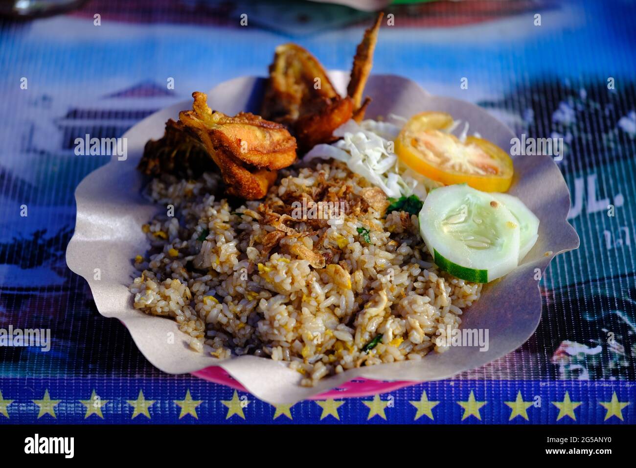 Indonesia Yogyakarta - pollo fritto riso - Nasi goreng ayam piatto Foto Stock