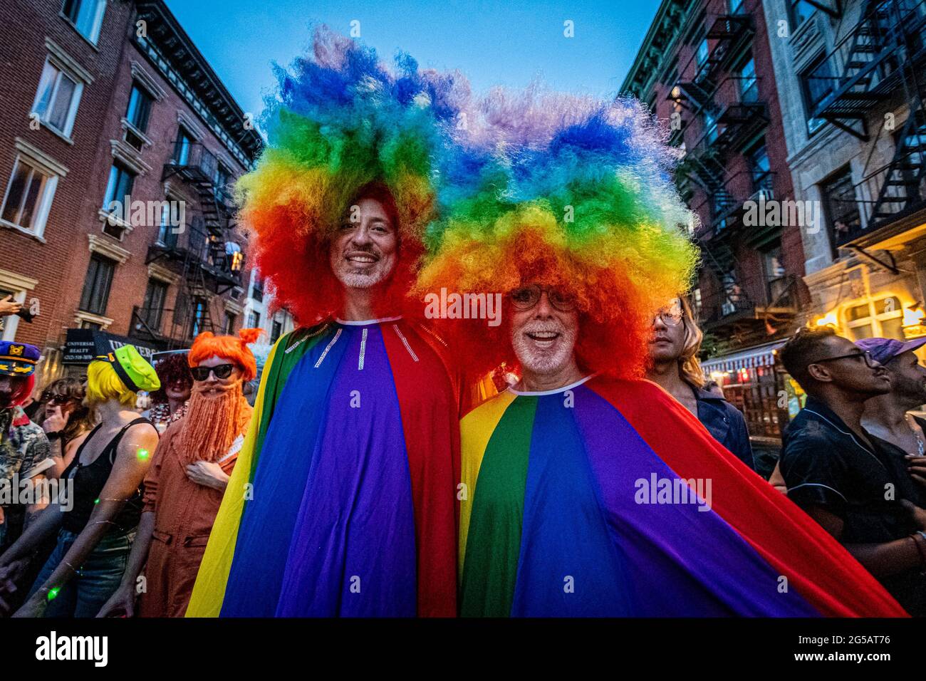 New York, Stati Uniti. 25 giugno 2021. Centinaia di drag Queens e Kings hanno riempito le strade per il 27° marzo annuale di New York City Drag, una marcia annuale di protesta e visibilità che si è svolta il 25 giugno 2021 come inizio del fine settimana di New York Pride, in coincidenza con la marcia di New York Pride, Entrambe le manifestazioni commemorano i 1969 disordini allo Stonewall Inn, ampiamente considerato l'evento fondamentale che ha fatto scoppiare il movimento di liberazione gay, e la moderna lotta per i diritti LGBT. (Foto di Erik McGregor/Sipa USA) Credit: Sipa USA/Alamy Live News Foto Stock