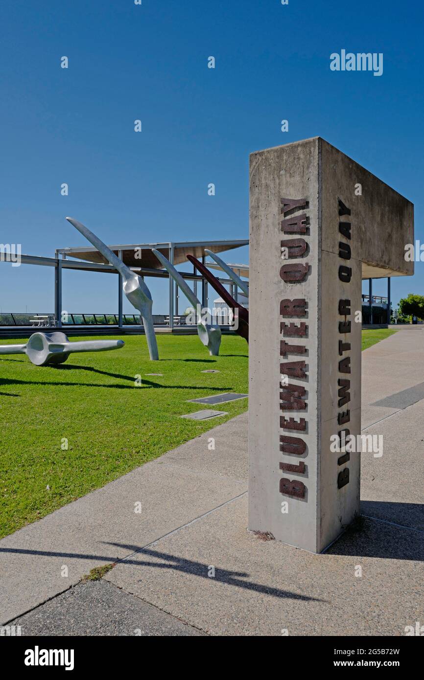 Bluewater Quay sul fiume Pioneer, Mackay, queensland settentrionale, australia con scultura tributo ai pescatori di balene Foto Stock