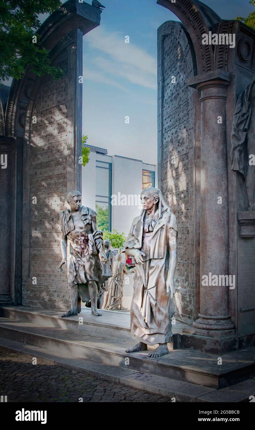 HANNOVER, GERMANIA. 19 GIUGNO 2021. Monumento al Gottingen Seven, un complesso scultoreo dedicato a sette professori universitari Foto Stock
