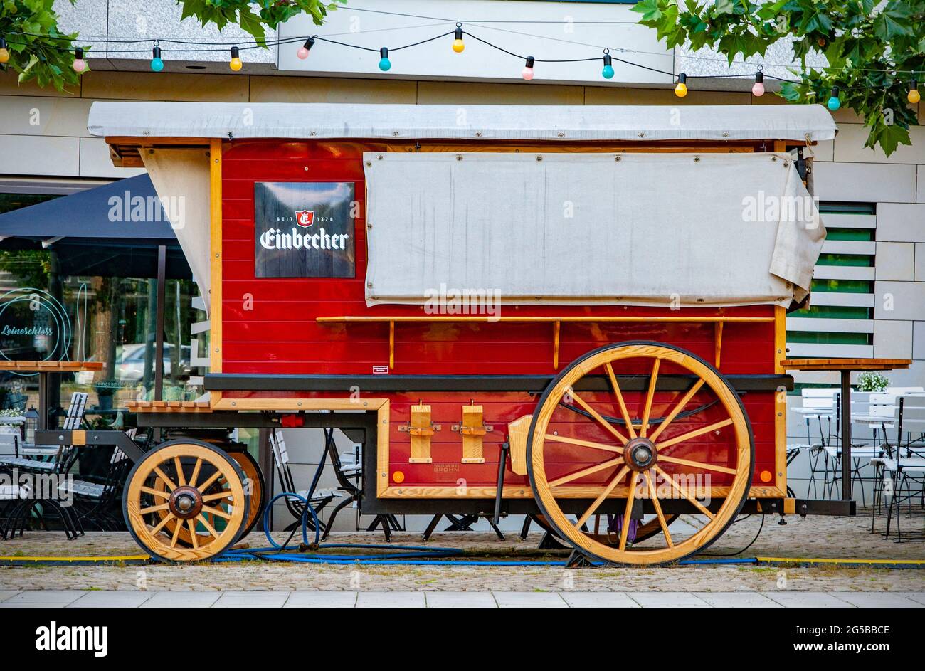 HANNOVER, GERMANIA. 19 GIUGNO 2021. Pubblicità carrozza d'epoca con logotipo Einbecker Beer. Tradizione europea. Foto Stock