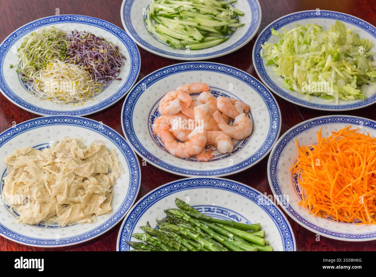 Ingredienti crudi per la cucina asiatica tradizionale su un tavolo di legno Foto Stock