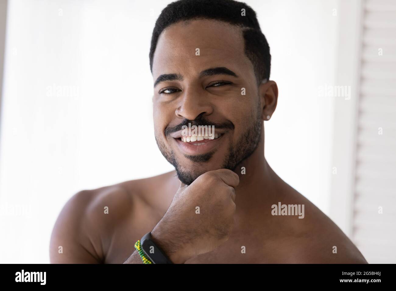 Ritratto di bell'uomo afro-americano con barba elegante Foto Stock