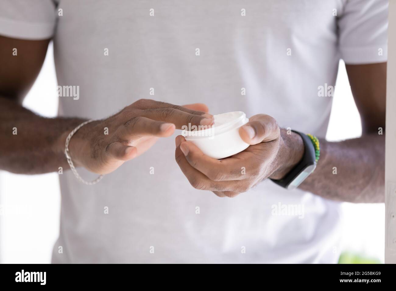 Mani di Black Man in misto corsa in t-shirt bianca Foto Stock