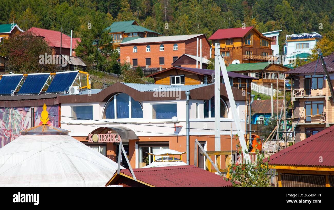 Listvyanka, Russia - 17 settembre 2016: Vista dell'insediamento di Listvyanka (oblast di Irkutsk), autunno. Foto Stock