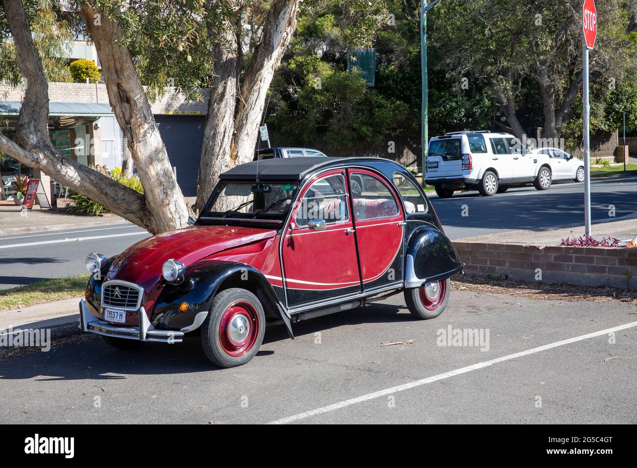 Auto classica francese Citroen 2CV parcheggiata a Sydney, Australia, in una combinazione di due colori Foto Stock