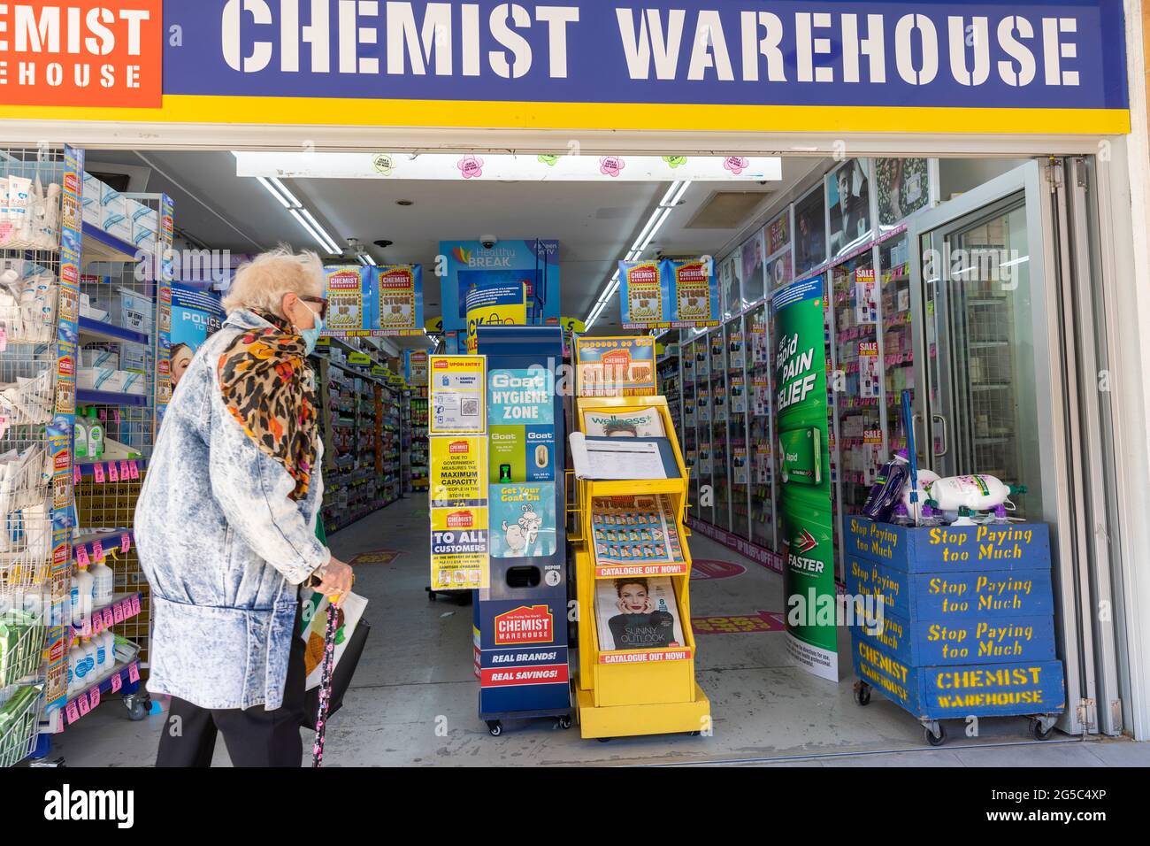 Blocco del coronavirus di Sydney nel giugno 2021, il facemark è obbligatorio all'interno di negozi e uffici, donna che indossa il facemark in un negozio di farmacia locale, Australia Foto Stock