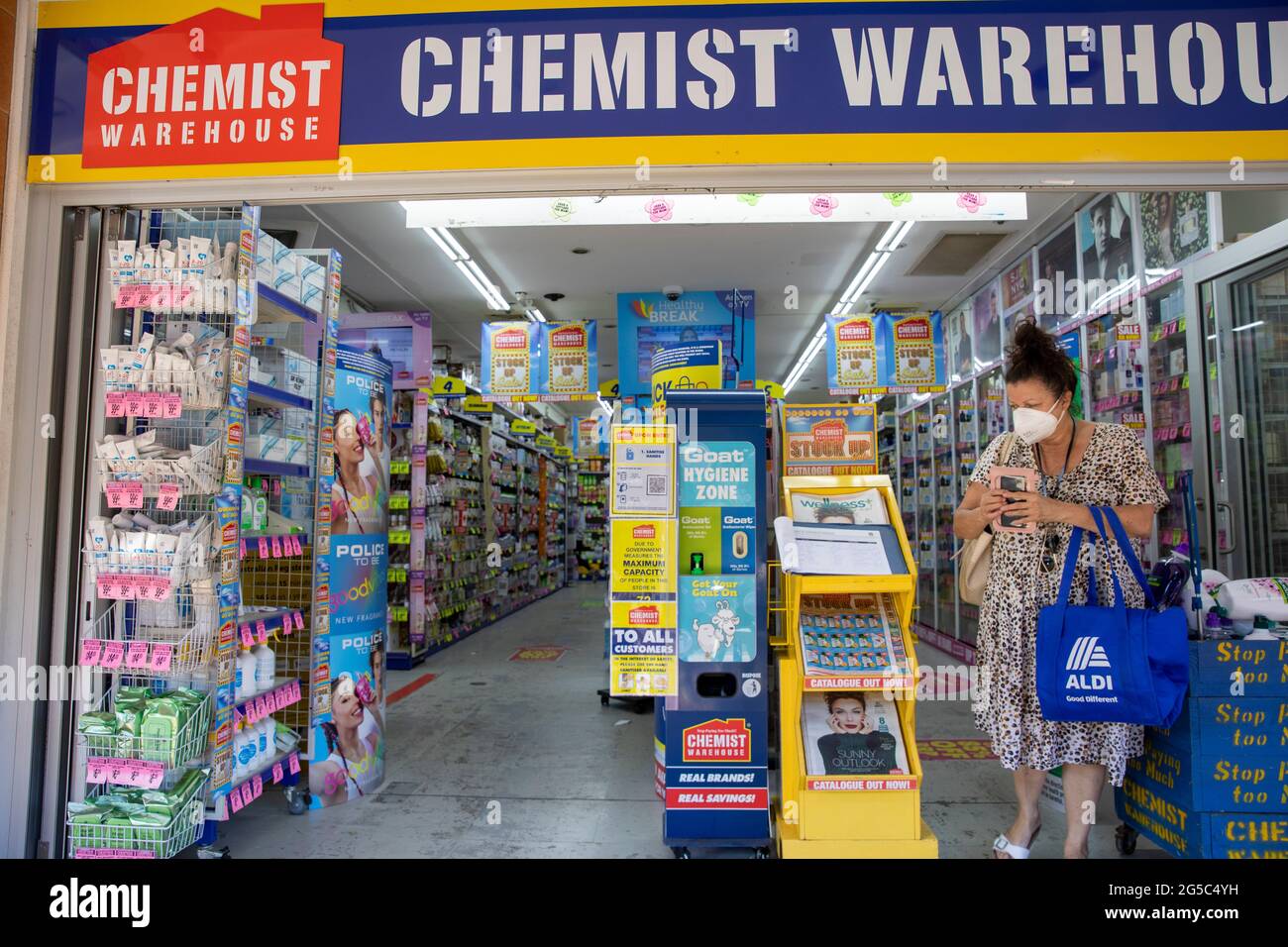 Blocco del coronavirus di Sydney nel giugno 2021, il facemark è obbligatorio all'interno di negozi e uffici, donna che indossa il facemark in un negozio di farmacia locale, Australia Foto Stock