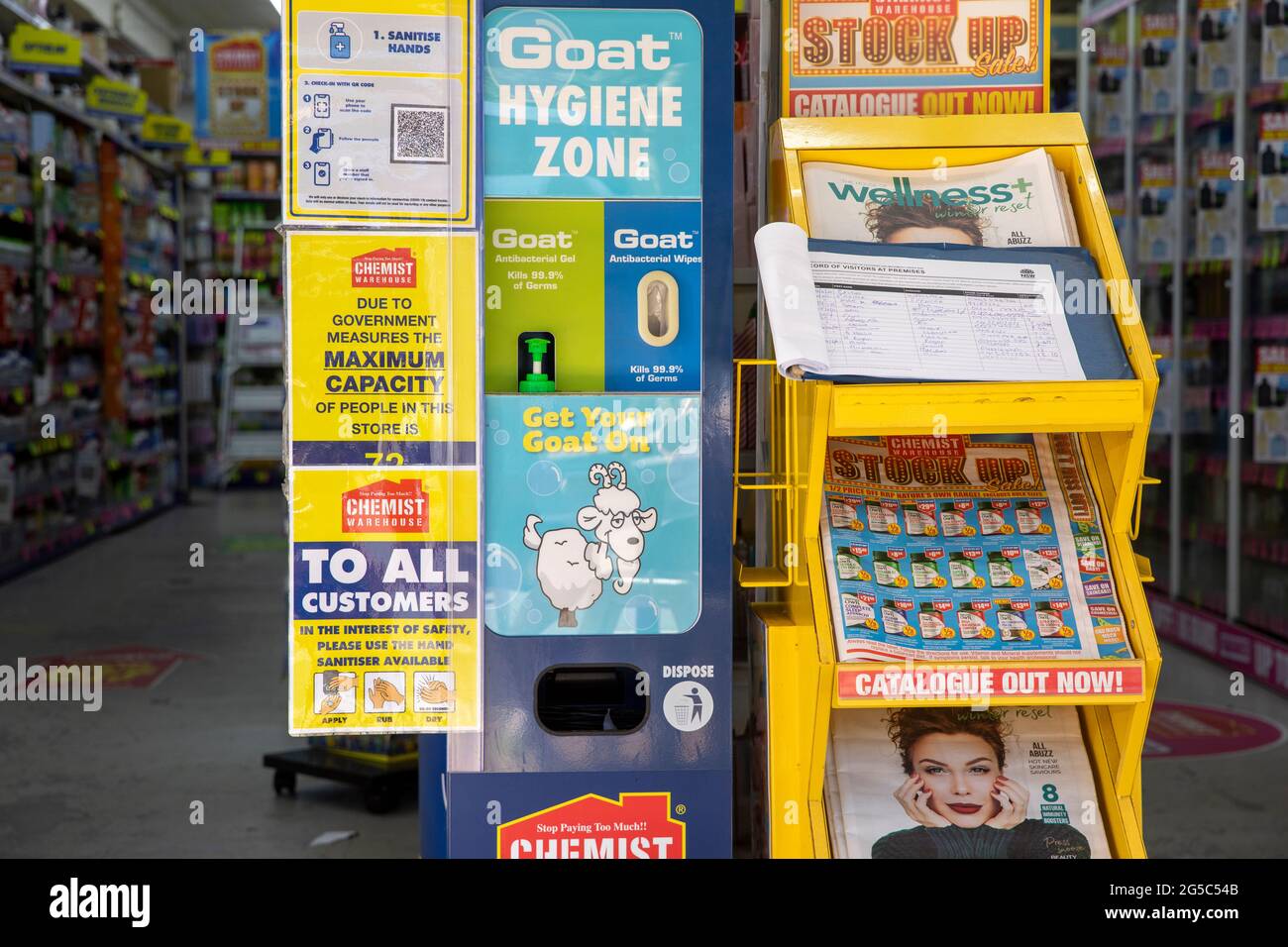 Farmacia di Sydney con cartelli che consigliano ai clienti la massima capacità di deposito e la necessità di distanziamento sociale durante il covid 19, pandemic, Australia Foto Stock