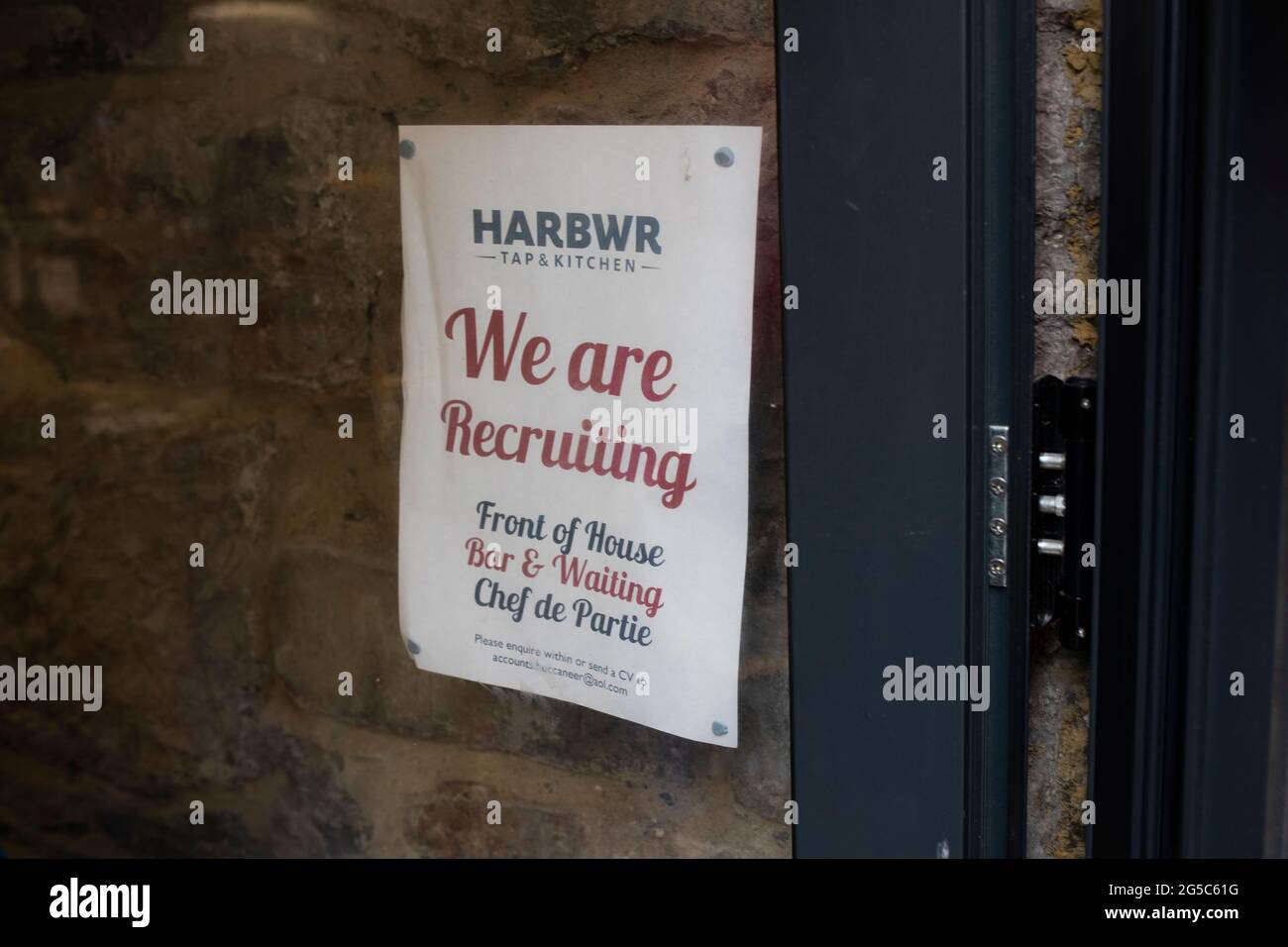 Il personale voleva, le offerte di lavoro, ci assumiamo, stiamo reclutando, i posti di lavoro disponibili...i cartelli di posti vacanti nel villaggio turistico gallese di Tenby, Pembrokeshire Foto Stock