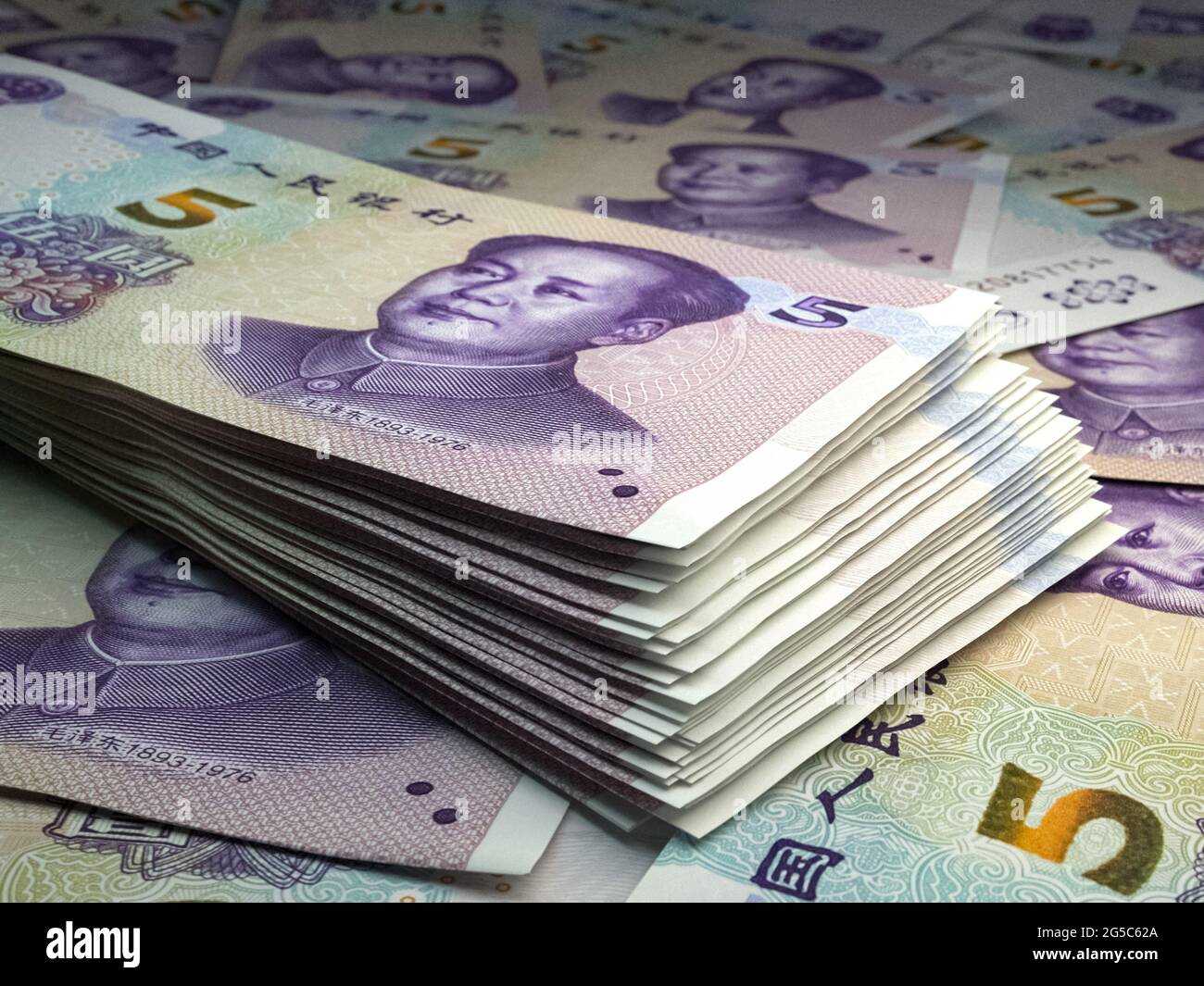 Denaro della Cina. Bollette cinesi in renminbi. Banconote CNY. 5 yuan. Affari, finanza, notizie di fondo. Foto Stock