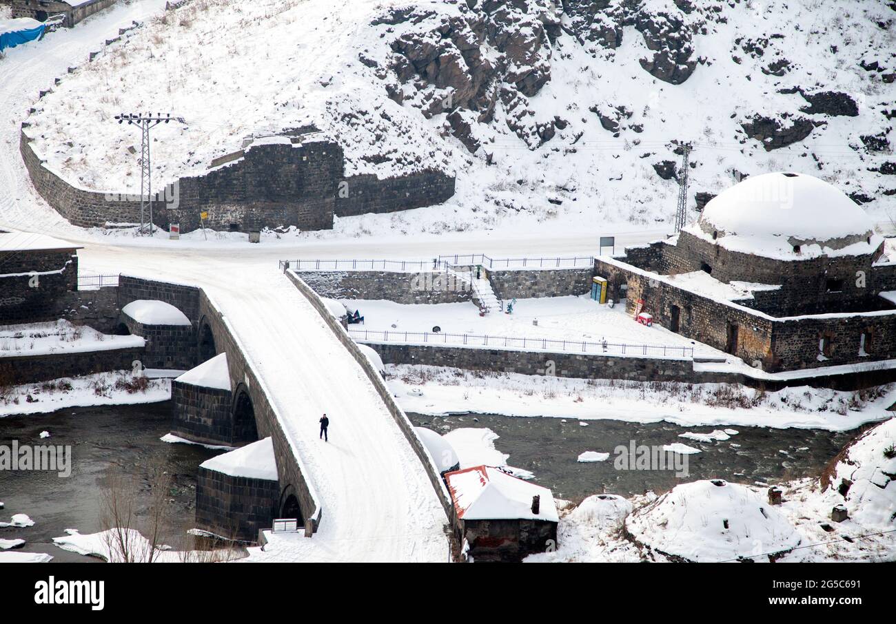 Kars, Turchia - 01/22/2016: Questo storico ponte in pietra costruito dal Rulero Ottomano Murat III nel 1579 crollò a causa dell'alluvione Foto Stock