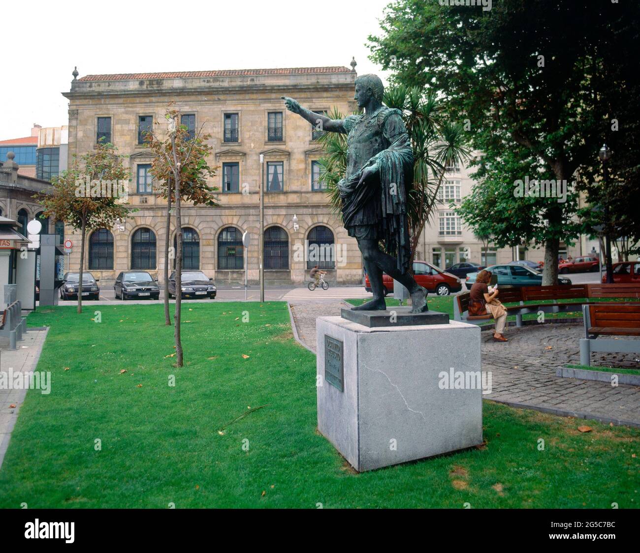 MONUMENTO A OTTAVIO AUGUSTO - PARTE POSTERIORE DEL AYUNTAMIENTO. Posizione: ESTERNO. Gijón. ASTURIE. SPAGNA. CESAR AUGUSTO OCTAVIO. Foto Stock