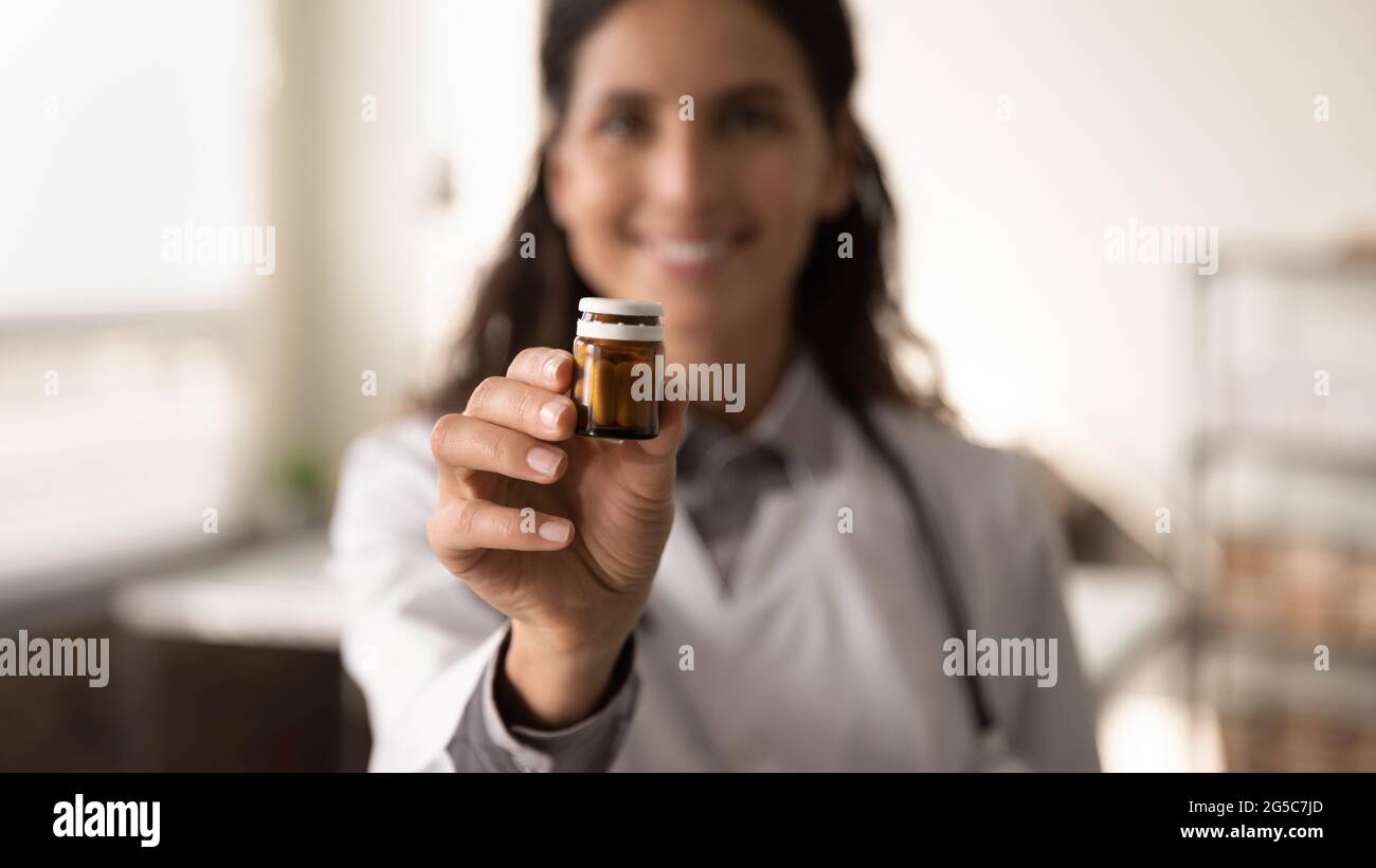 Primo piano di femmina medico raccomandare pillole Foto Stock