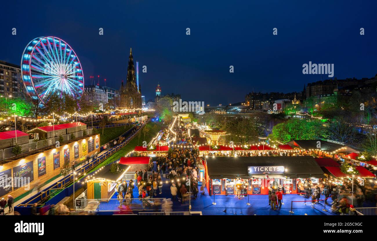 Vista notturna della serata di apertura dell'annuale mercato di Natale di Edimburgo a East Princes Street Gardens, Edimburgo, Scozia, Regno Unito Foto Stock