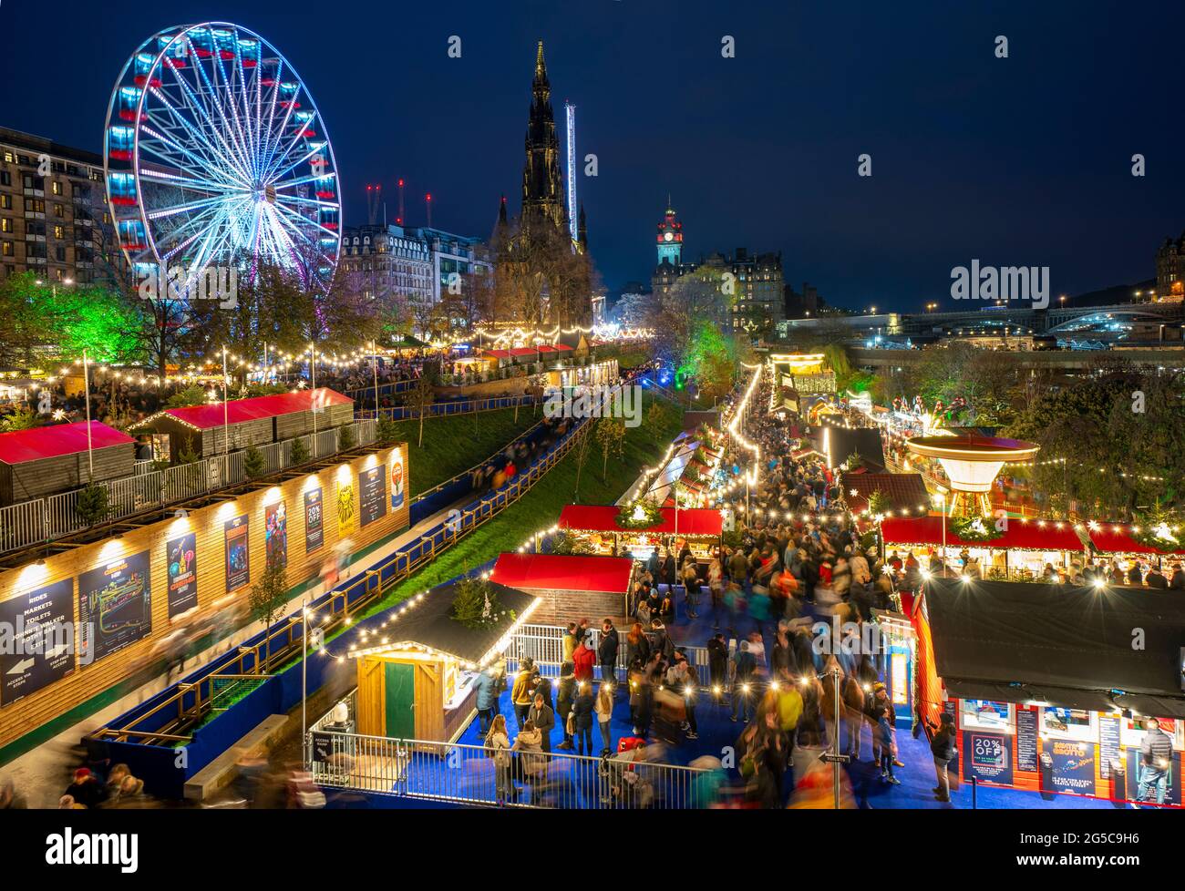 Vista notturna della serata di apertura dell'annuale mercato di Natale di Edimburgo a East Princes Street Gardens, Edimburgo, Scozia, Regno Unito Foto Stock