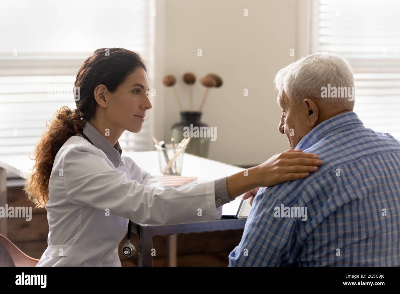 Cura medico femminile sostegno paziente vecchio maschio Foto Stock