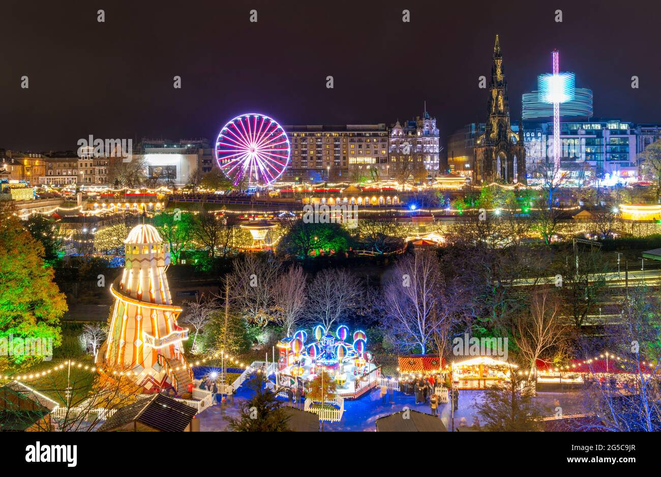 Vista notturna della serata di apertura dell'annuale mercato di Natale di Edimburgo a East Princes Street Gardens, Edimburgo, Scozia, Regno Unito Foto Stock