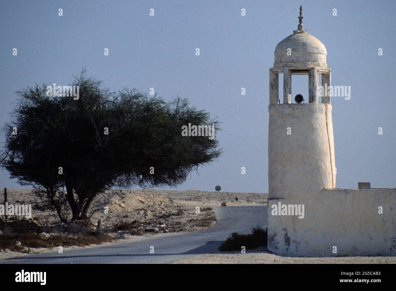 Una sola moschea sulla strada per al Khor. Immagine acquisita in 1991 e acquisita. Foto Stock