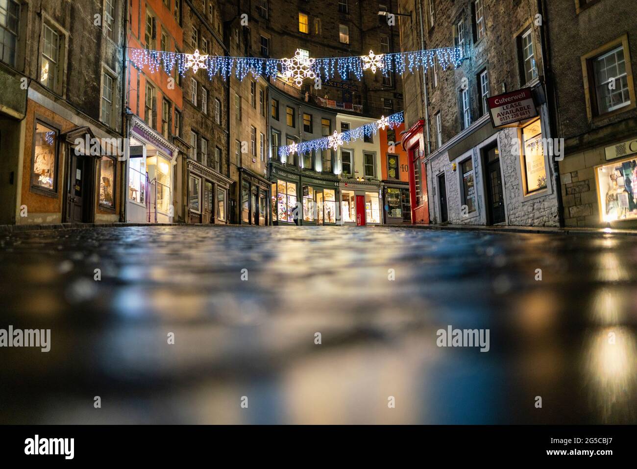 Vista di Victoria Street vuota di notte durante il blocco Covid-19 su Hogmanay 2020 nel centro di Edimburgo, Scozia, Regno Unito Foto Stock