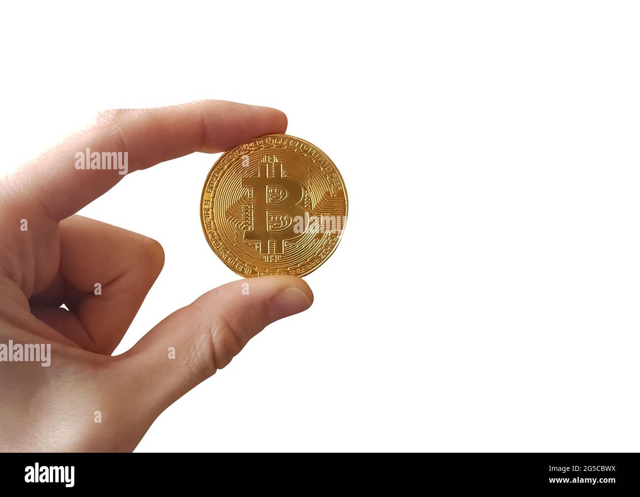 Bitcoin gettone in mano della donna isolato su sfondo bianco Foto Stock