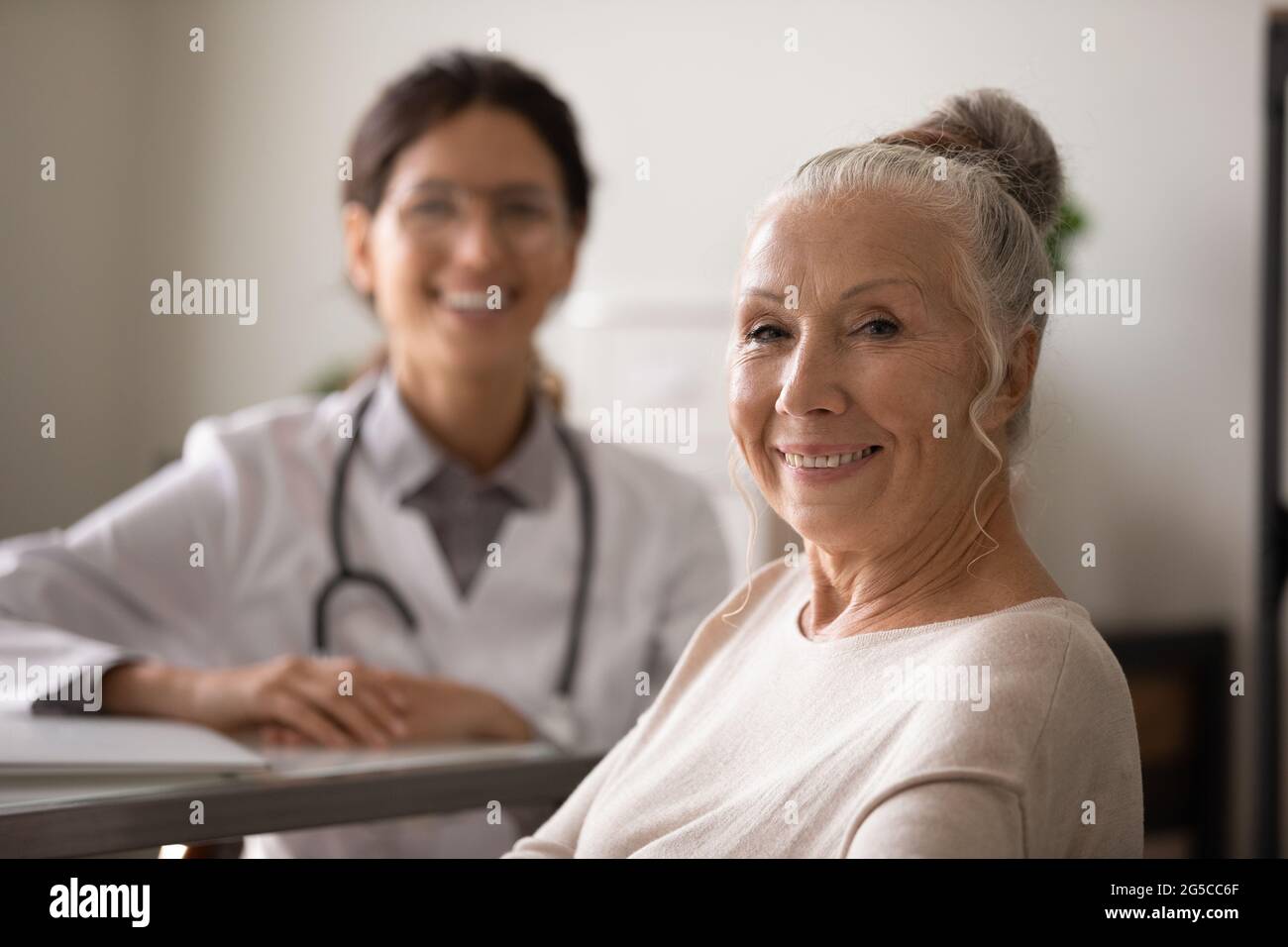 Ritratto di paziente femminile maturo soddisfatto della clinica Foto Stock