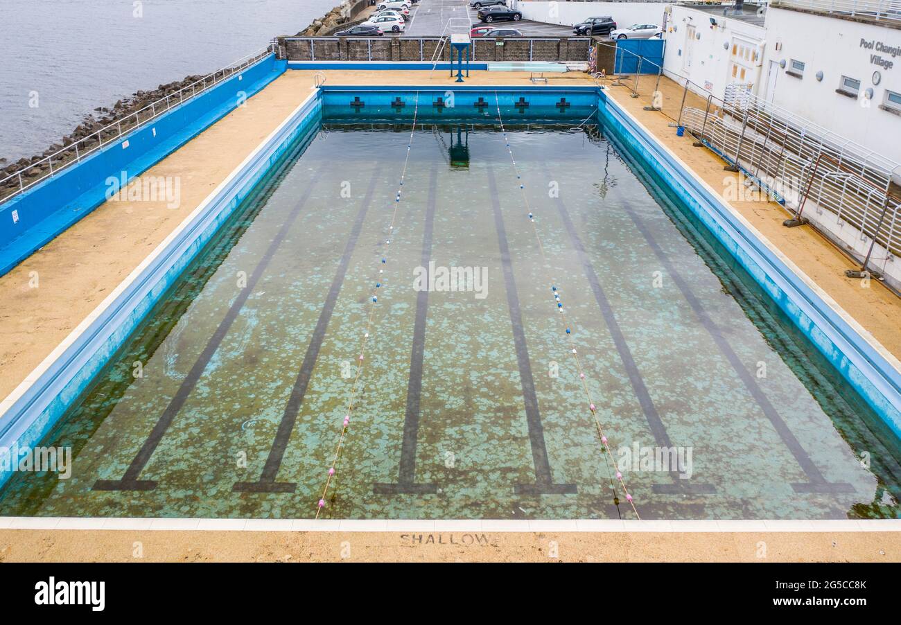 Il blocco del coronavirus ha fatto sì che la piscina all'aperto di Gourock sia stata chiusa al pubblico per mesi e l'acqua sia sporca, Gourock, Scozia, Regno Unito Foto Stock