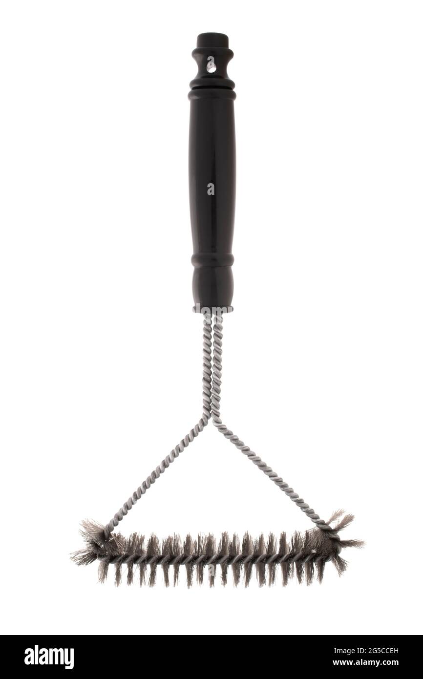 Spazzola per la pulizia della griglia con griglia metallica su sfondo bianco Foto Stock