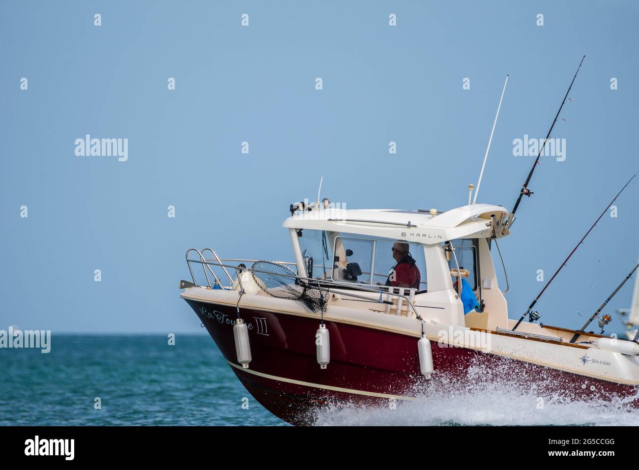 Imbarcazione ricreativa per la pesca a velocità in corso. Foto Stock