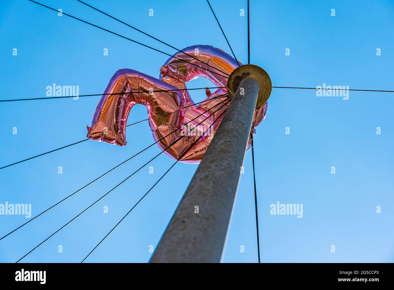 I palloncini della celebrazione del compleanno sono rimasti in un palo del telegrafo. Si prega di credito: Phillip Roberts Foto Stock