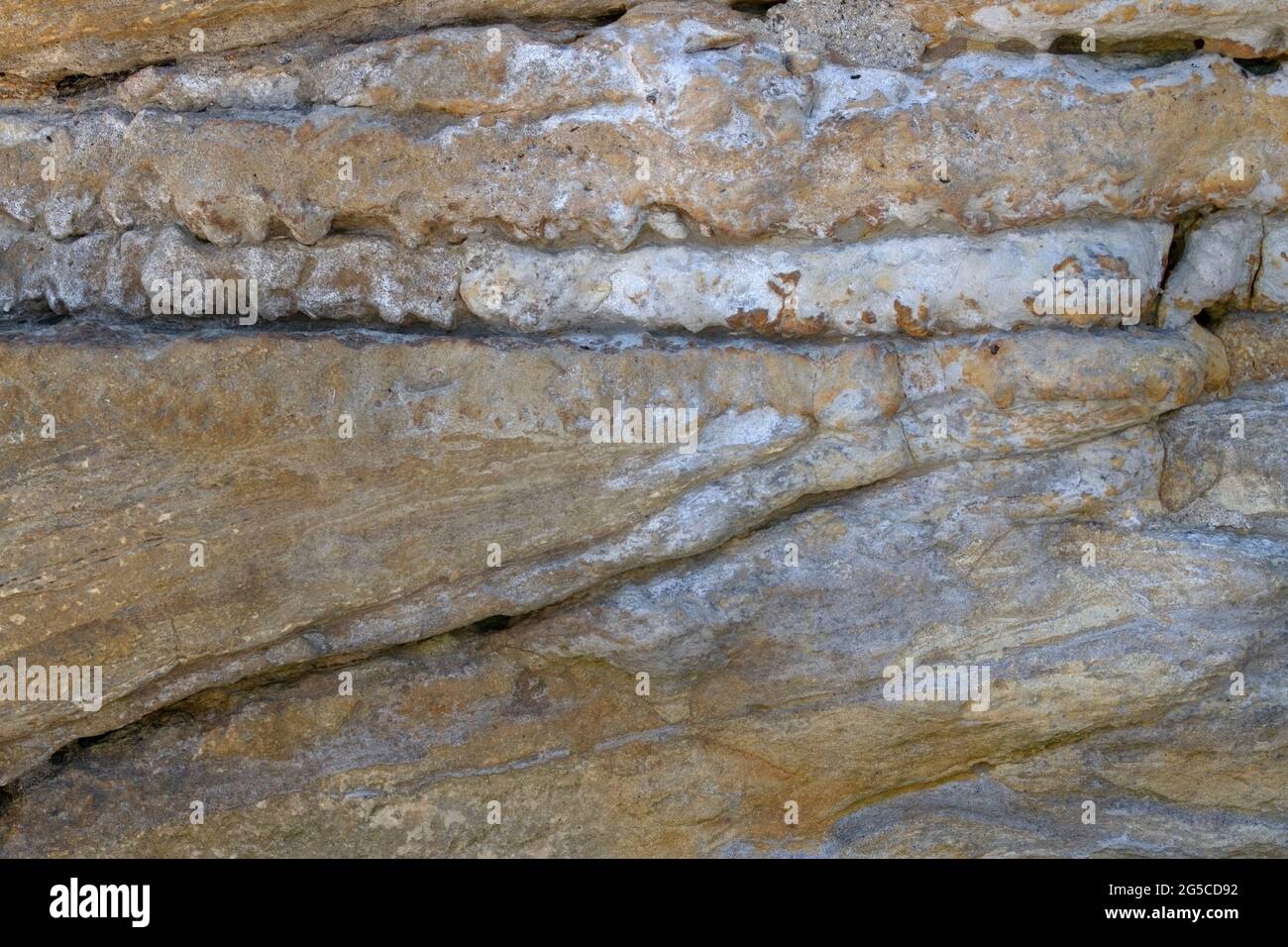 Queste arenarie Jurassic sulla Yorkshire Dinosaur Coast mostrano dove due livelli di deposizione di arenaria marina sono stati separati dal tempo Foto Stock