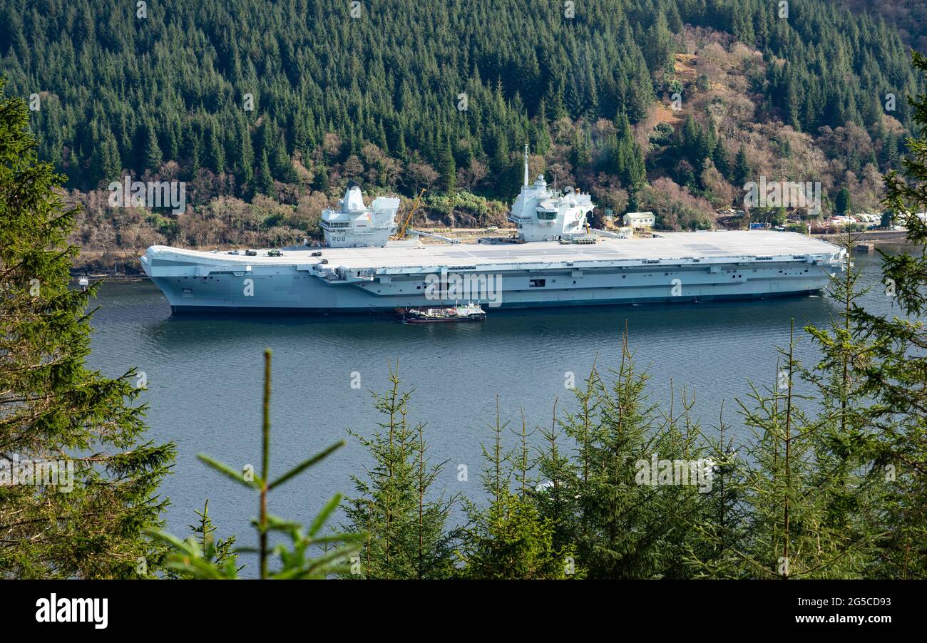 La portaerei HMS Queen Elizabeth ormentava sul lato di Loch Long a Glenmallon, Argyll e Bute, Scozia, Regno Unito Foto Stock