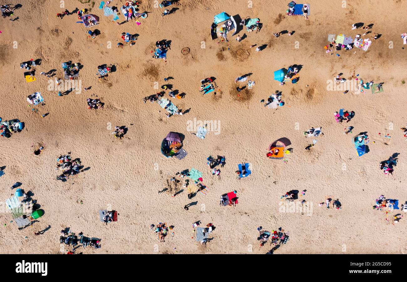 Vista aerea di persone di folle di famiglie sulla popolare Silversands Beach ad Aberdour, Fife, Scozia, Regno Unito Foto Stock