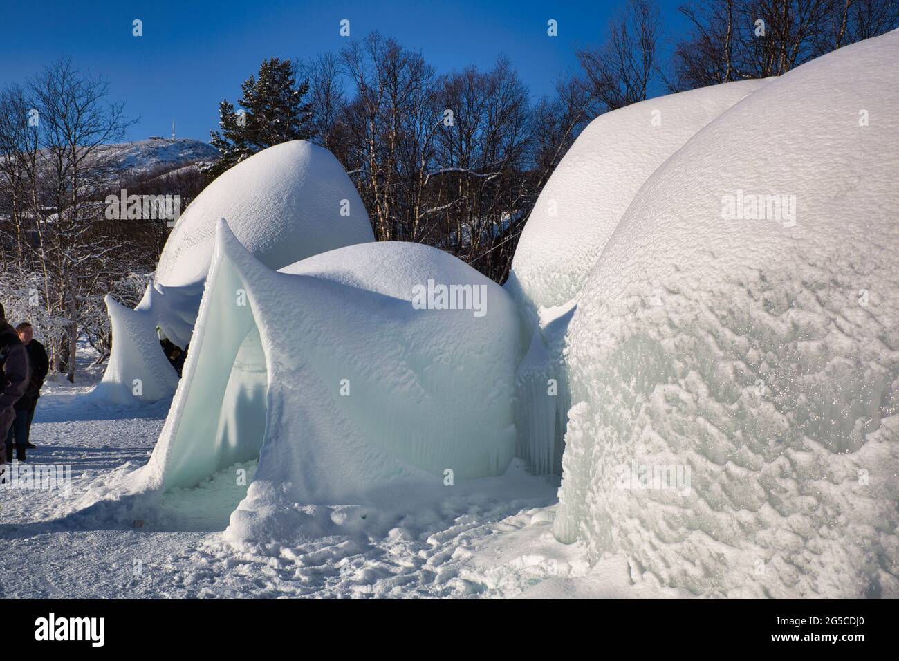 Strutture esterne innevate e ghiacciate realizzate dall'uomo in Norvegia, Scandinavia Foto Stock