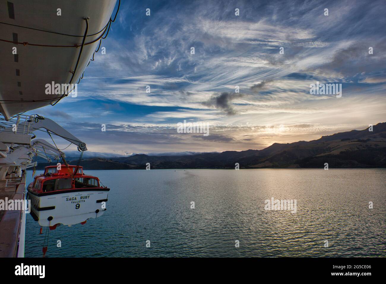 Un cielo tardo pomeriggio da una nave al largo della costa orientale di South Island, Nuova Zelanda Foto Stock