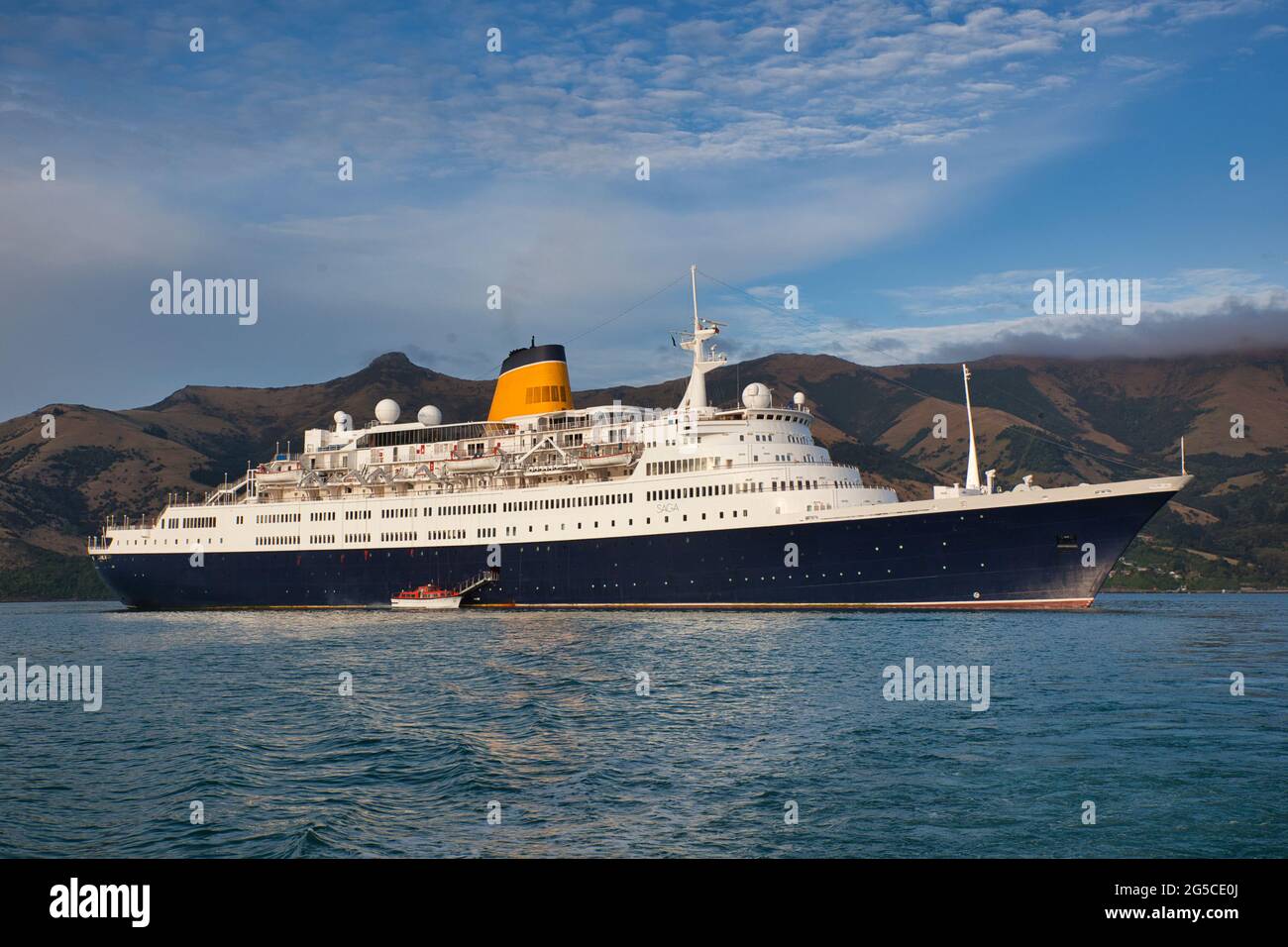 Nave da crociera ormeggiata al largo della costa orientale di South Island, Nuova Zelanda Foto Stock