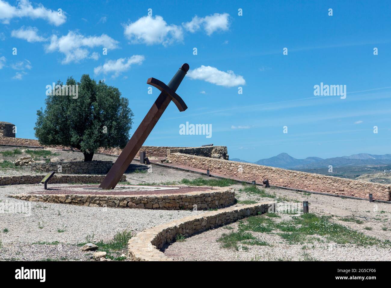 Gigantesca spada di ferro bloccata nel terreno per raccontare il tempo con l'ombra (meridiana) situato nel castello medievale di Lorca, Murcia, Spagna. E con un ventilatore Foto Stock