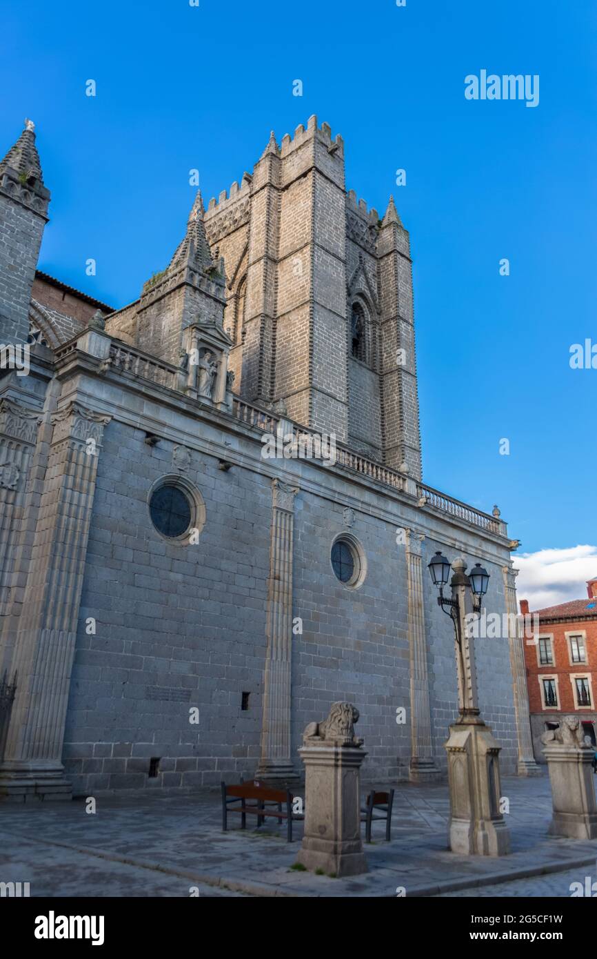 Ávila / Spagna - 05 12 2021: Maestosa vista sull'austero edificio romanico-gotico con facciata laterale presso la Cattedrale del Salvatore, la cattedrale di Ávila Foto Stock