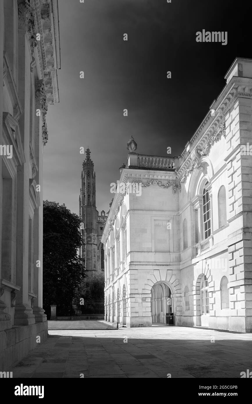 L'edificio Old Schools presso l'università di Cambridge, Inghilterra, con la Camera del Senato sulla sinistra e la cappella del collegio del Re sullo sfondo. Foto Stock