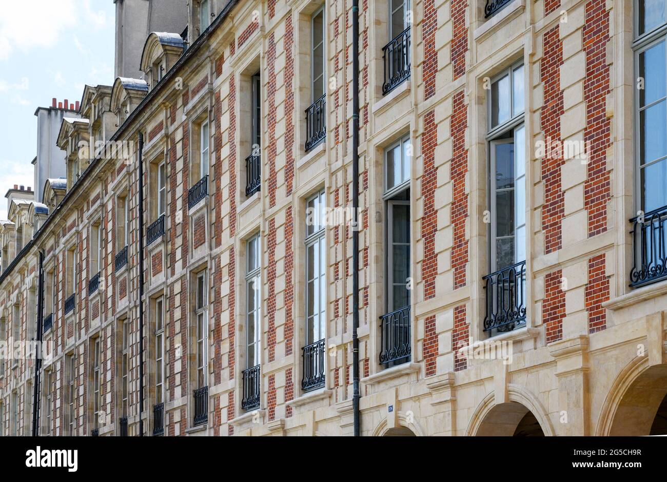 Facciate di edifici storici nel quartiere di Marais, Parigi, Francia. Foto Stock
