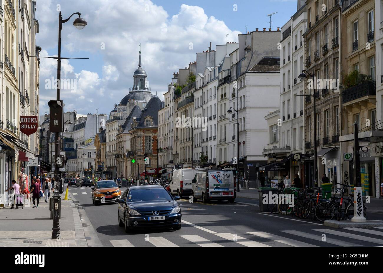 PARIGI, FRANCIA - AGOSTO 20 2019 : Via Saint-Antoine. Foto Stock