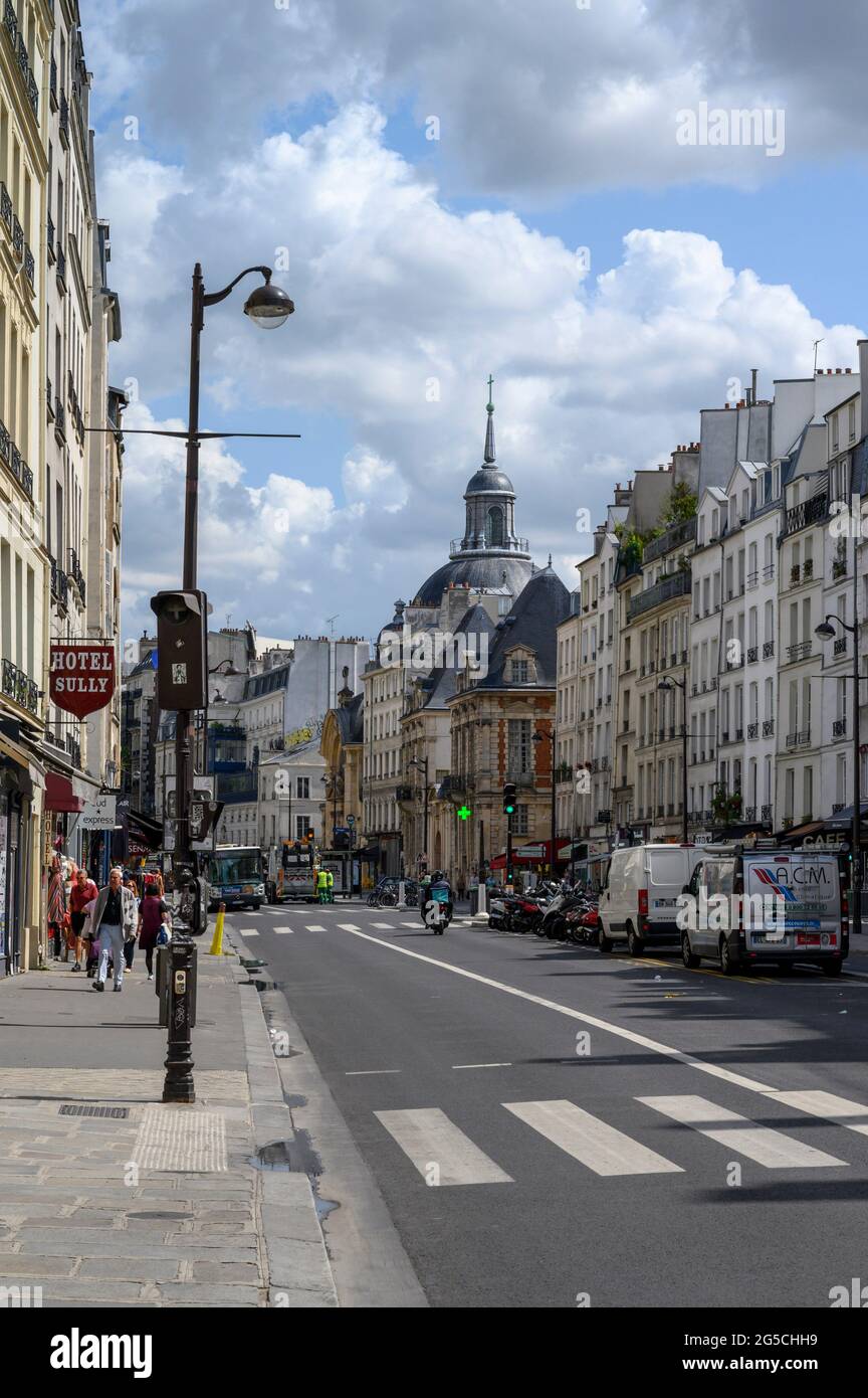 PARIGI, FRANCIA - AGOSTO 20 2019 : Via Saint-Antoine. Foto Stock