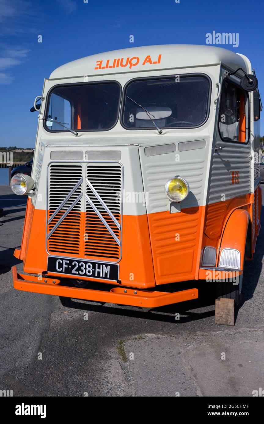 CANCALE, BRETAGNA, FRANCIA - AGOSTO 23 2019 : Vecchia auto a Cancale. Foto Stock