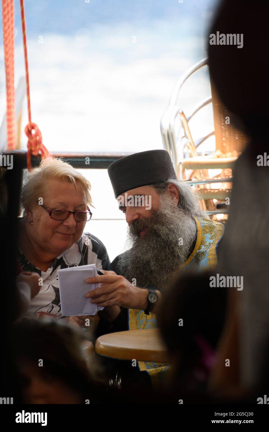 MONTE ATHOS, GRECIA - LUGLIO 19 2019 : monaco ortodosso in barca turistica. Foto Stock
