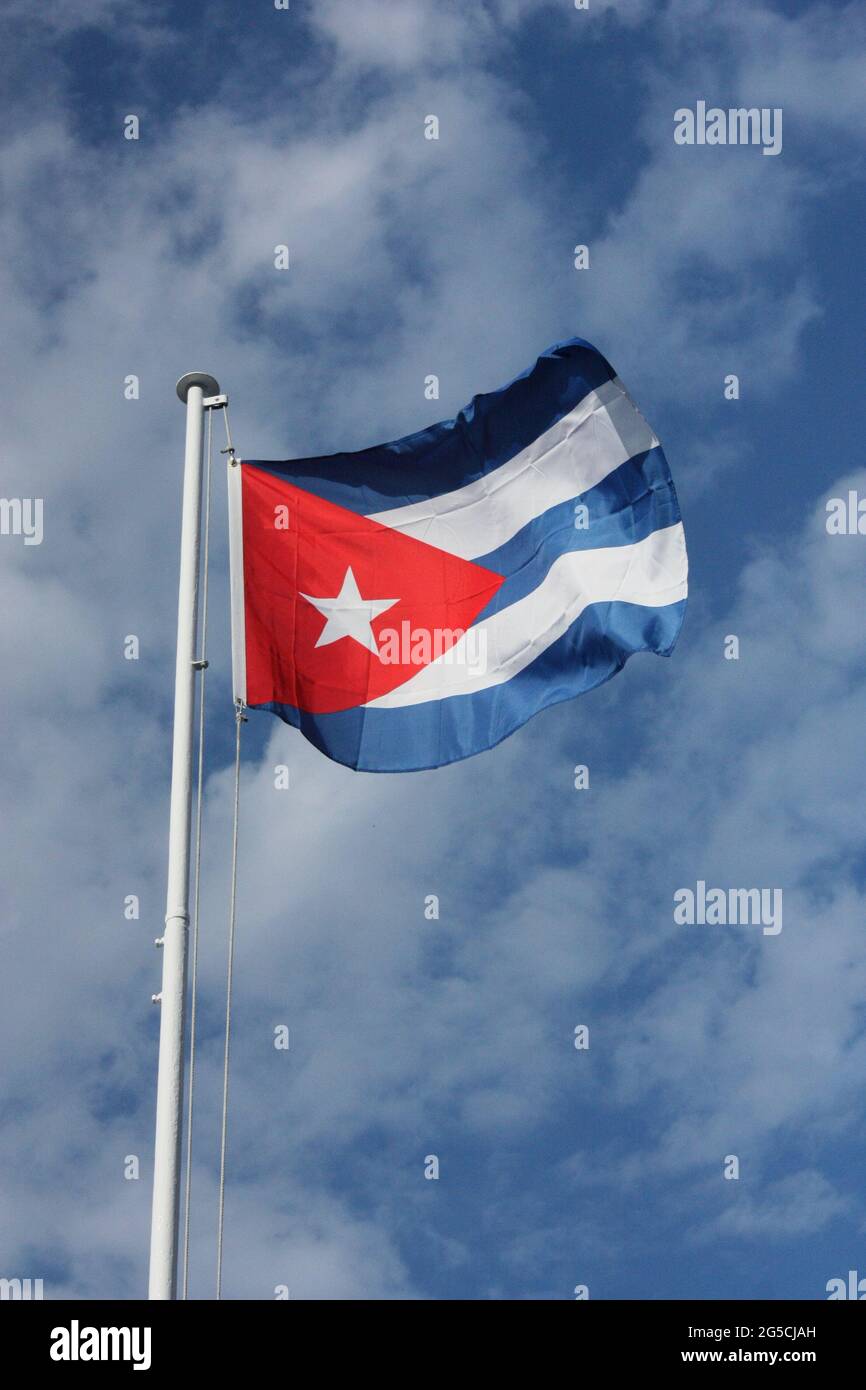 Bandiera nazionale cubana nel vento in una giornata di sole con nuvole sullo sfondo Foto Stock