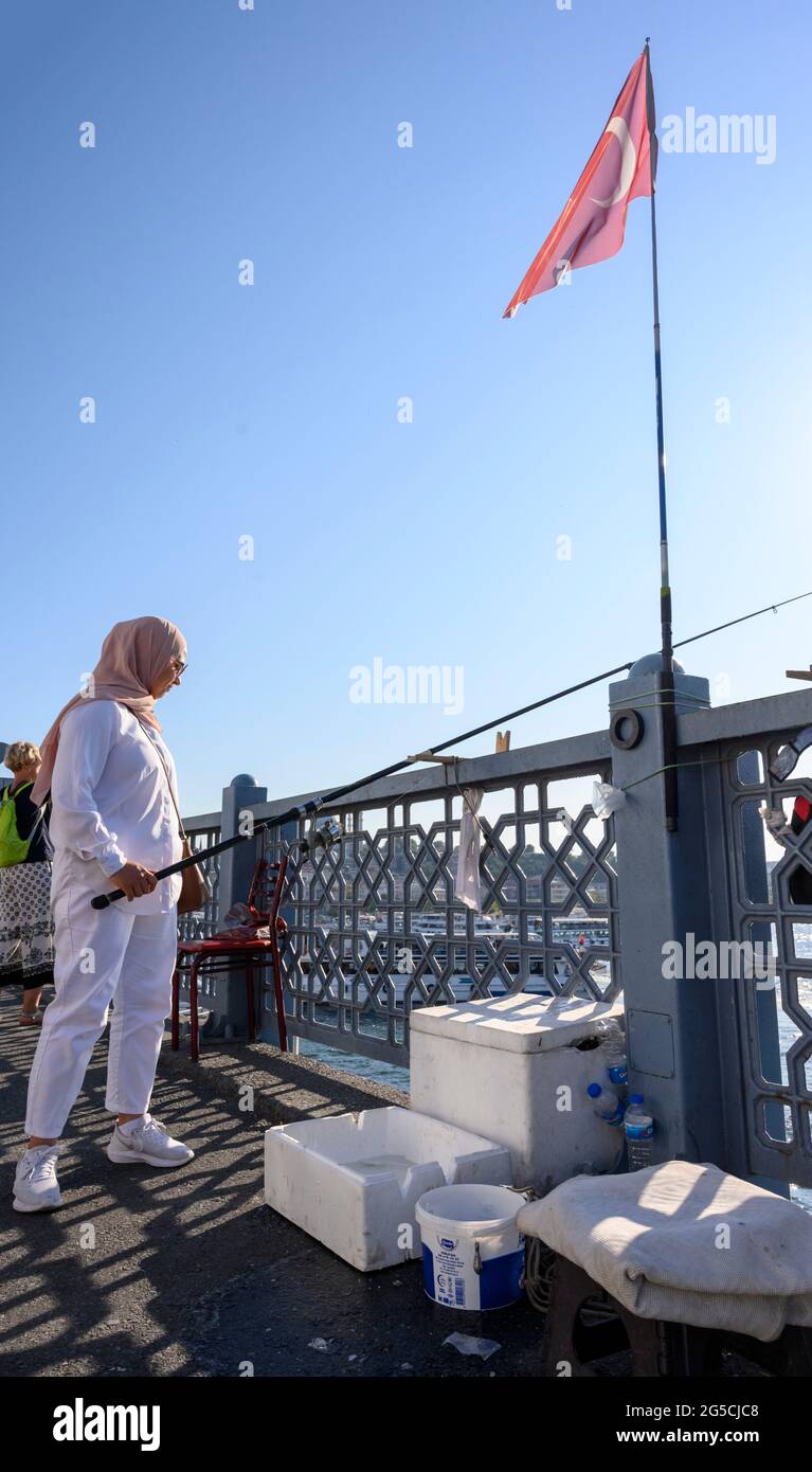 ISTANBUL, TURCHIA - LUGLIO 23 2019 : Fisherwoman sul Ponte di Galata. Foto Stock