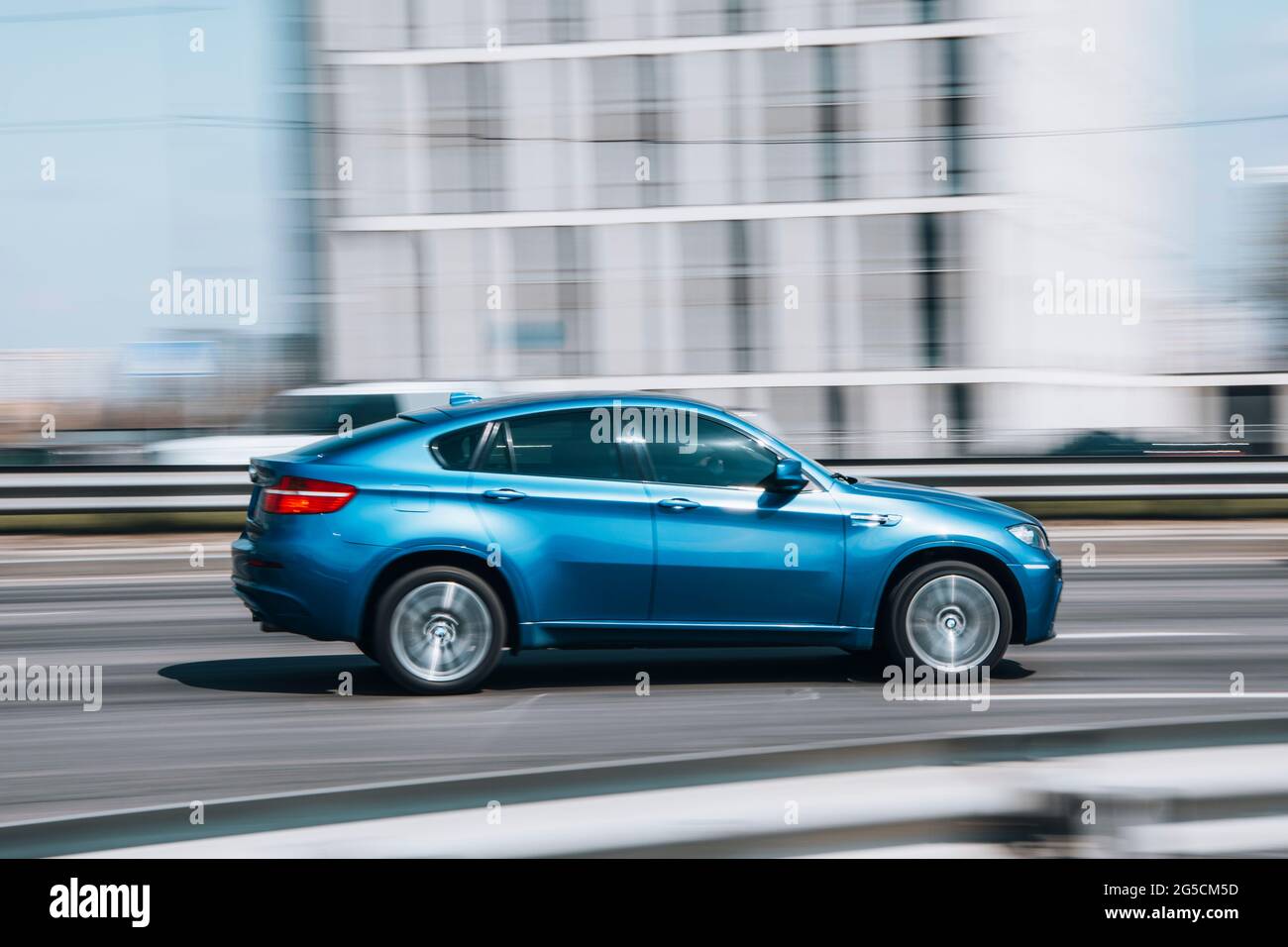 Ucraina, Kiev - 29 aprile 2021: Light Blue BMW X6 M auto in movimento per la strada. Editoriale Foto Stock