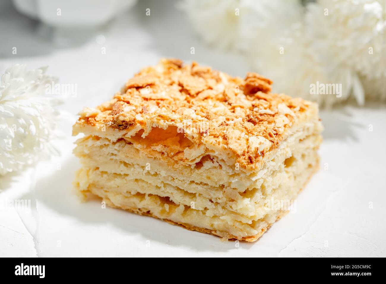 Un pezzo di torta Napoleone di pasta sfoglia. Gustoso dessert fatto in casa Foto Stock
